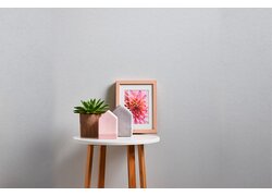 ATLANTIS Design Prägevlies, Beistelltisch mit Dekoration vor weißer Wand