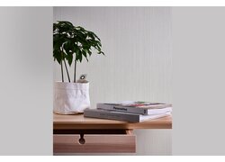 ATLANTIS Design Prägevlies, Dekoration auf Konsole, im Hintergrund weiße texturierte Wand