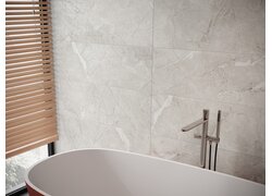 Badezimmer mit weißen Fliesen im Marmor Design