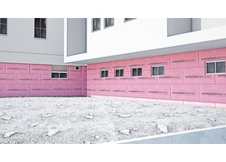 Außenseite eines Gebäudes mit rosa Dämmplatten "Austrotherm XPS PLUS P" aus extrudiertem Polystyrolhartschaum mit geprägter Oberfläche.