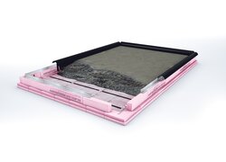 Querschnitt einer rosa Wärmedämmplatte aus Extruderschaum mit Stufenfalz, mehrschichtiger Aufbau.