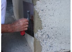HaftMörtel HM 50, gefüllte Fehlstellen, Wand mit Traufel abziehen
