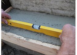 Baumit MultiMörtel MULTI 61, Treppenstufe Beton mit Wasserwaage anpassen