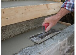 Baumit MultiMörtel MULTI 61, Treppenstufe Betonoberfläche mit Kelle verdichten und glätten