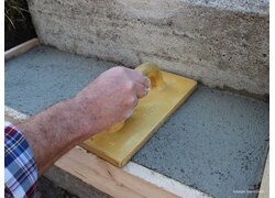 Baumit MultiMörtel MULTI 61, Treppenstufe mit Reibebrett verdichten und glätten bis die Betonoberfläche glatt und eben ist