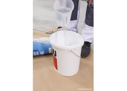 Multi Contact, Anmachwasser für Putz in ein leeres Gebinde umfüllen