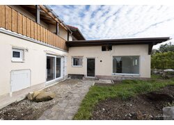 Haus mit renovierungsbedürftiger Fassade