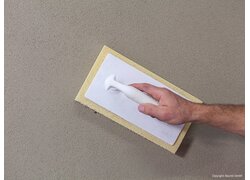 Kalkputz Klima RK 38, Auffilzen der Deckputzoberfläche mit Schwammbrett
