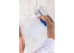KlimaFinish Spachtel 20kg, Spachtelmasse mit Traufel auf Wand auftragen