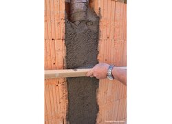 LeichttonMörtel LTM 81, Putz an die Wand hochziehen, rote Backsteine