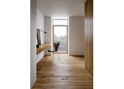 Minimalistisches Home-Office mit Holzfußboden