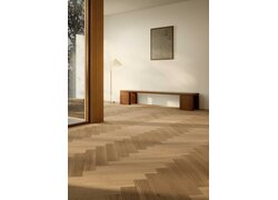  Fischgrätparkett, minimalistische Einrichtung, warme Beleuchtung