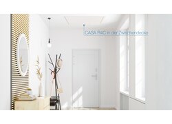 Heller Flur, in dem ein Lüftungsgerät vom Typ "CASA R4C" in der Zwischendecke installiert ist.