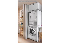  Weißes Lüftungsgerät mit der Modellbezeichnung "Swegon CASA W3xs" über Waschsäule installiert.