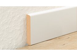 MDF-Sockelleiste mit weißer Dekorfolie ummantelt