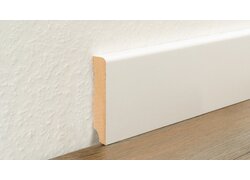 MDF-Sockelleiste mit weißer Dekorfolie ummantelt
