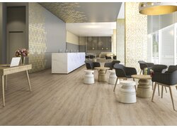 Weißer Raum mit Stühlen und SMART-Designbelägen 