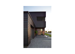 Außenansicht eines Hauses mit dunkelbraunen Fassadenpanellen, Referenz Cedral 1