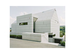 Ansicht weiße Außenfassade Haus, Referenz EQUITONE 2
