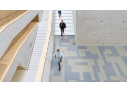 Menschen laufen auf Teppich