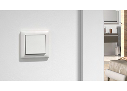 Standard 55 Rahmen, Lichtschalter weiß an Wand