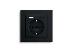 Nahaufnahme schwarze Steckdose mit USB-A- und USB-C-Anschluss