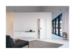 Modernes Wohnzimmer mit weißen Wänden, einer offenen weißen Tür, minimalistischer Dekoration und großen Fenstern, die auf einen Balkon führen
