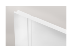 Detailansicht einer weißen Tür, die eine Nahaufnahme der Kanten und des Designs zeigt
