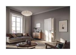 Gemütliches Wohnzimmer mit grauem Sofa, Holzmöbeln und großen Fenstern, die viel Licht hereinlassen