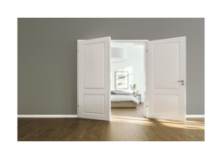 Geöffnete Doppeltür, die den Blick in ein minimalistisches Schlafzimmer mit Holzfußboden freigibt