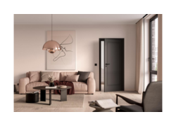 Modernes Wohnzimmer mit beigem Sofa, schwarzer Tür, Kunst an der Wand und Kupfer-Pendelleuchte