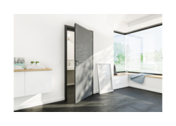 Helles modernes Zimmer mit grauer Tür, großen Fenstern und minimalistischer Dekoration