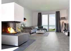 Wohnzimmer, Kamin, Sessel, Fenster Bodenbelag