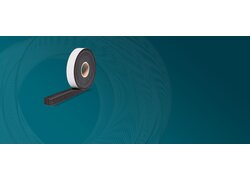 Hannoband-3E BG1, schwarze Rolle vor blaugrünem Hintergrund
