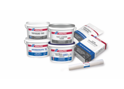 mehrere Farbbehälter, Vlies und Kartons