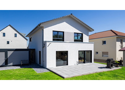 Terrasse und Garten des Satteldach Landhaus 149 von hinten