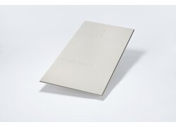 rechteckige, flache Gipsfaserplatte in hellem Grau, die leicht schräg steht.