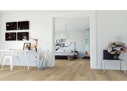Modernes, helles Schlafzimmerinterieur.