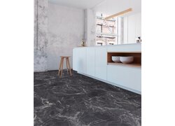 Vinylboden von floors@home in schwarzer Marmoroptik, dargestellt in einer modernen Küche. 