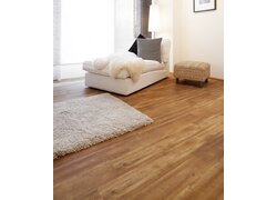 VInylboden von floors@home in Holzoptik, verlegt in einem gemütlichen Wohnzimmer.