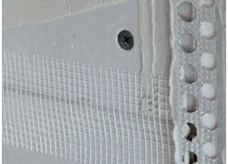 Fugendeckstreifen an der Wand