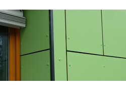 Gebäude mit grüner Fassade, schwarze Profile