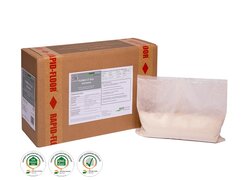 Eine braune Pappschachtel mit der Aufschrift "RAPID-FLOOR" in rot und einem weißen Etikett, das detaillierte Produktinformationen enthält. Das Etikett trägt die Bezeichnung "TURBO CT Eco Extreme Trocknungsbeschleuniger für Hochfeste Zementestriche". Vor der Schachtel befindet sich ein transparenter Plastikbeutel mit einem weißen Pulver. Unten auf dem Bild sind drei Nachhaltigkeitssiegel abgebildet. | © RAPID-FLOOR Estrichtechnologie GmbH