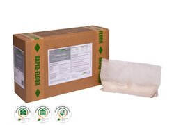 Eine braune Pappschachtel mit der Aufschrift "RAPID-FLOOR" in grün und einem weißen Etikett, das detaillierte Produktinformationen enthält. Das Etikett trägt die Bezeichnung "TURBO CT Eco Trocknungsbeschleuniger für Zementestriche". Vor der Schachtel befindet sich ein transparenter Plastikbeutel mit einem weißen Pulver. Unten auf dem Bild sind drei Nachhaltigkeitssiegel abgebildet. | © RAPID-FLOOR Estrichtechnologie GmbH