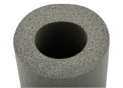 Graues, zylindrisches Rohrisolationsmaterial "RECAtherm microfine Kautschukisolierung" mit einer hohlen Mitte 