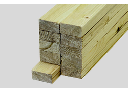 Gestapelte gehobelte Holzlatten in verschiedenen Größen mit natürlicher Holzmaserung.