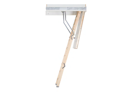 Ausziehbare Dachbodenleiter aus Holz mit Metallbeschlägen, die von der Decke heruntergelassen ist.