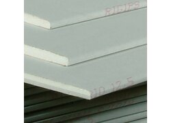 Rigips Feuerschutzplatte RF 12,5, Platten übereinander gestapelt, drei obere Platten fächerförmig, weiße Rigips Platten