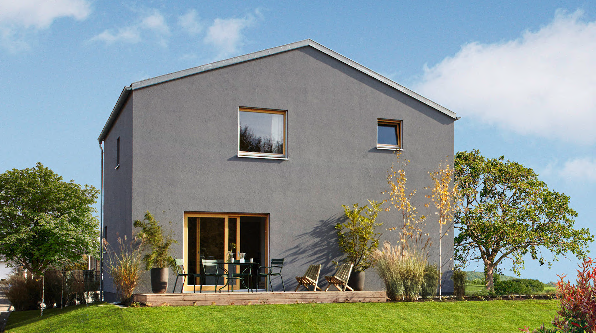 Rückansicht des Hauses mit Garten und Terrasse