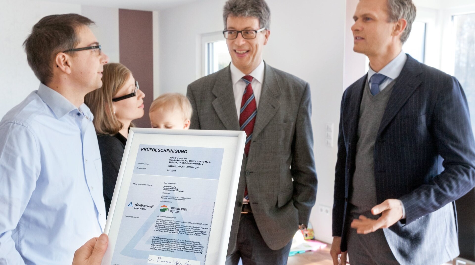 SchwörerHaus Willbold Ehingen, Menschen im Gespräch, Peter Bachmann, Übergabe Prüfbescheinigung